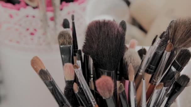 ein Satz Pinsel für Make-up auf dem Tisch Make-up Artist. - Filmmaterial, Video