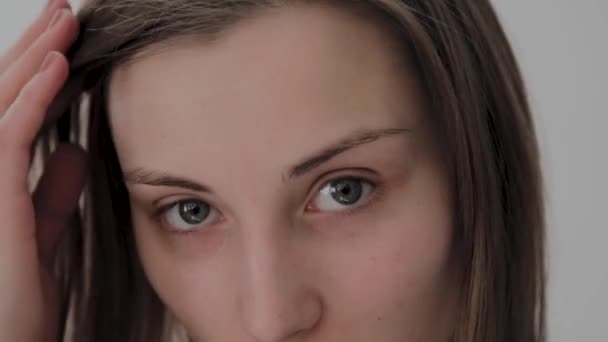 Portrait of a very beautiful girl looking at the camera. - Filmagem, Vídeo