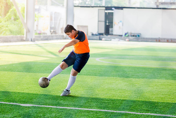 Азіатський дитина футбол гравець стріляти відскік м'яча в ціль на мистецтво - Фото, зображення