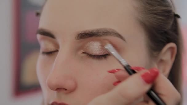 Make-up-Artist trägt professionelles Make-up für ein schönes junges Mädchen. Neues Konzept im Make-up. - Filmmaterial, Video