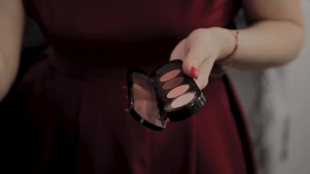 Ammattimainen meikki taiteilija pitää työkalu visage käsissä
 - Materiaali, video