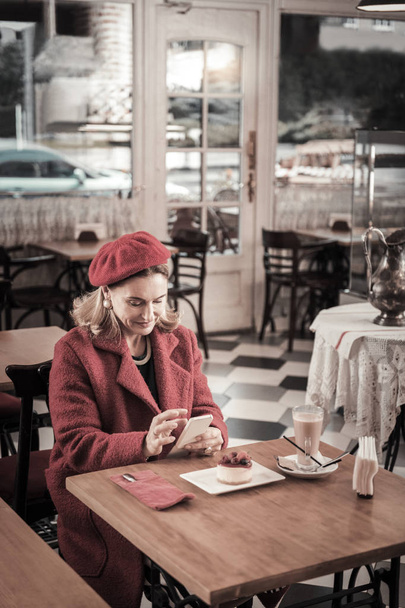 Charming mature woman visiting her favorite cafe - Foto, afbeelding