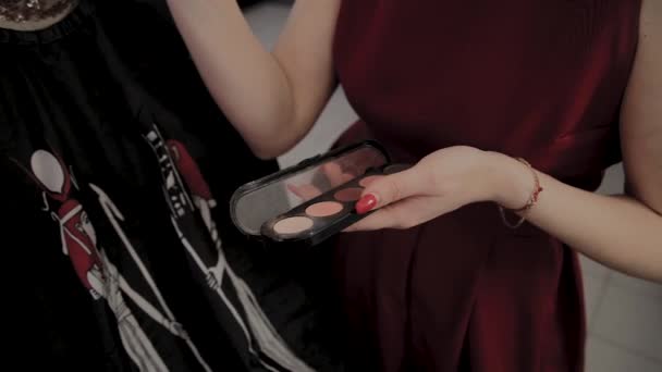 Maquilleur professionnel tient l'outil pour le visage dans les mains
 - Séquence, vidéo