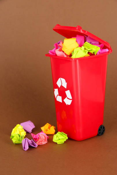 Recycling bin with papers on brown background - Zdjęcie, obraz