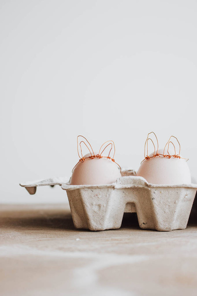 Pääsiäinen DIY muna, tehty pupu tyyliin. Minimaalinen pääsiäiskonsepti, idea kanin kanssa. Craft hipster lomapaketti, pahvilaatikko
 - Valokuva, kuva