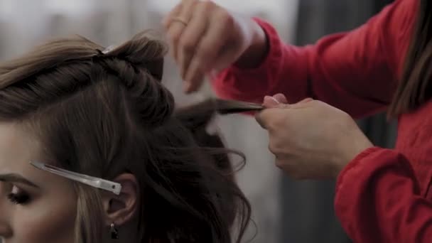 Peluquería profesional hace un peinado de chicas para una sesión de fotos
. - Metraje, vídeo
