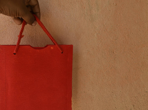 egy apró, piros színű könyörög készült kemény papír. amelyet ajándékcsomagolásra használnak. - Fotó, kép
