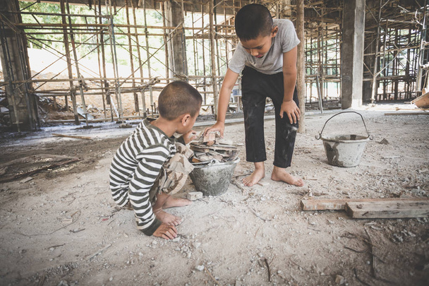 Arme Kinder arbeiten wegen Armut auf Baustellen - Foto, Bild