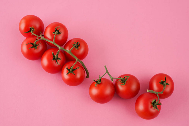 Tomates vermelhos isolados, fundo rosa claro, espaço de cópia
 - Foto, Imagem