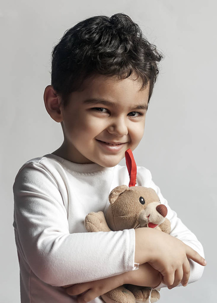 5 χρόνια αξιολάτρευτο μικρό παιδί αγόρι παίζει με βελούδινα αρκούδα παιχνίδι - Φωτογραφία, εικόνα