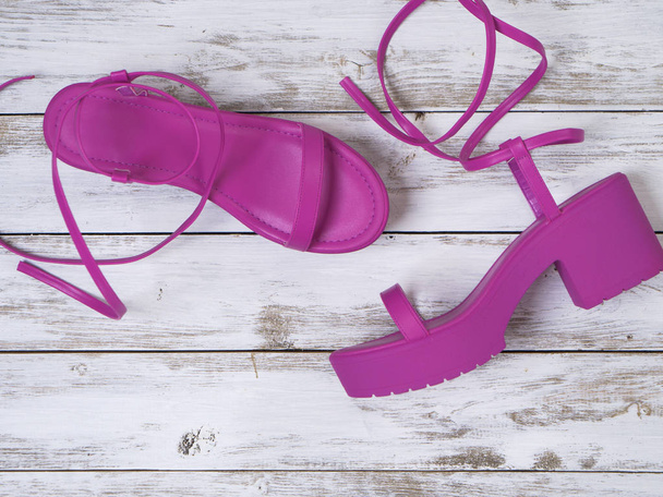 Zapatos para mujer (sandalia de plataforma de encaje rosa). Traje de moda, spr
 - Foto, Imagen