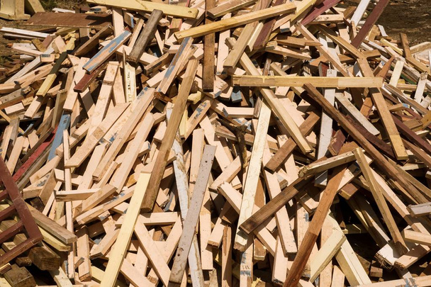 Cerca de madera contrachapada seca en el suelo - Foto, Imagen