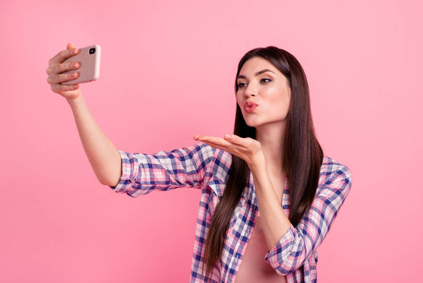 Portrait of her she nice attractive cute charming shine lovely lovable cheerful straight-haired lady holding in hand cell sending kiss making taking selfie isolated over pink background - Valokuva, kuva