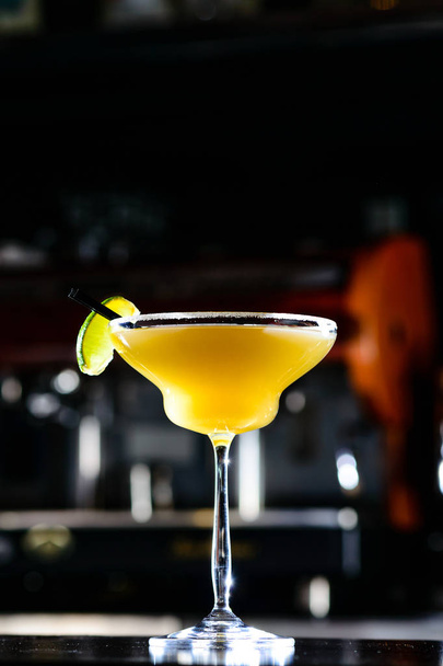 Fresh classic lime margarita cocktail - Фото, зображення