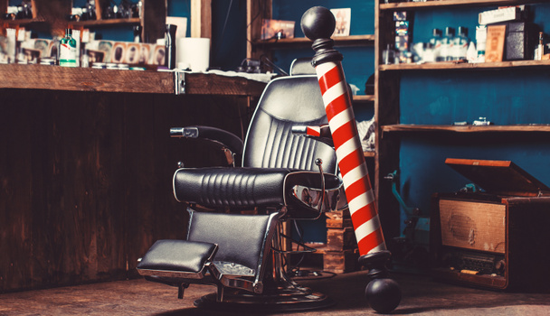 Barber Shop Pole. Logo van de kapper, symbool. Stijlvolle Vintage Kapper stoel. Kapper in het interieur van de kapper. Barber Shop stoel. Kappers fauteuil, kapper, kapsalon, kapsalon voor - Foto, afbeelding