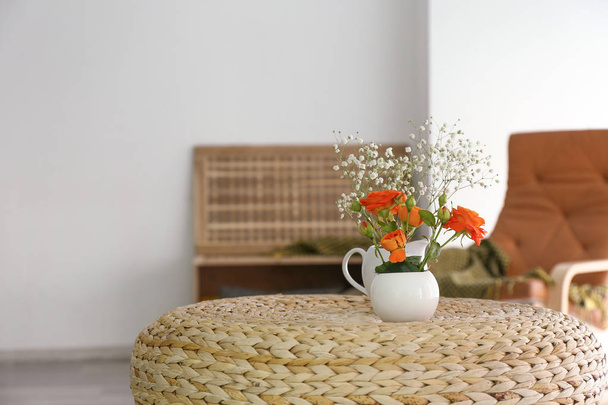 Vazen met mooie bloemen op tafel op kamer - Foto, afbeelding