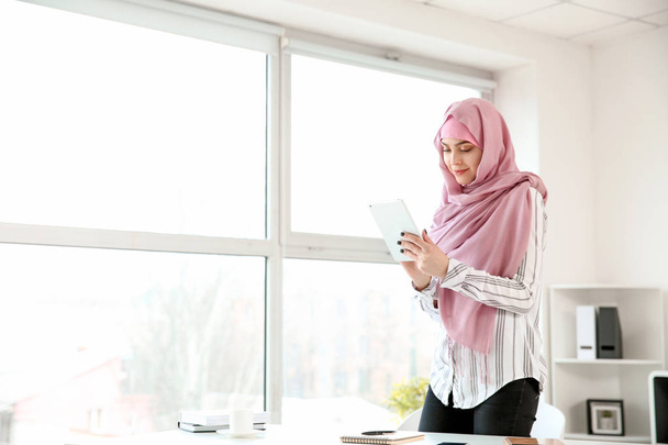 Muslim woman with tablet computer in office - Фото, зображення