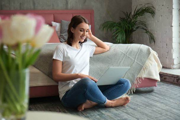 Krásná mladá žena s laptopem odpočívá doma - Fotografie, Obrázek