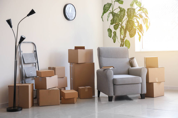 Furniture with moving boxes in room - Foto, Imagem