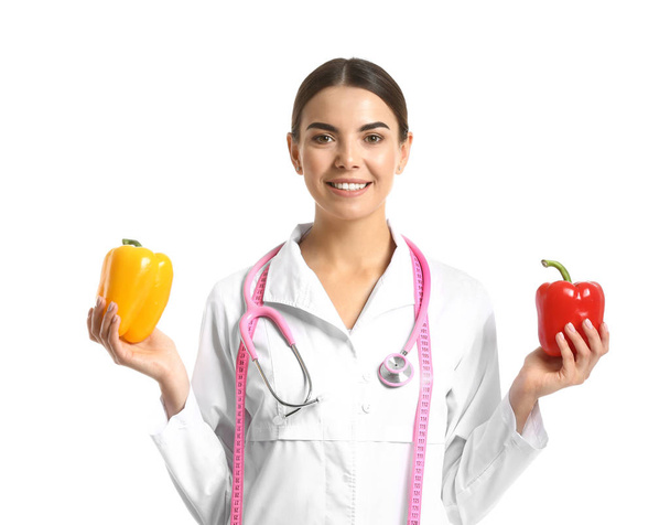 Porträt einer Ernährungsberaterin auf weißem Hintergrund - Foto, Bild