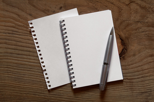 spirala notatnik i długopis na drewniane biurko - Zdjęcie, obraz