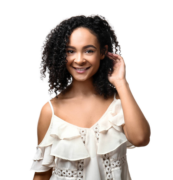 szép afro-amerikai nő, fehér háttér - Fotó, kép