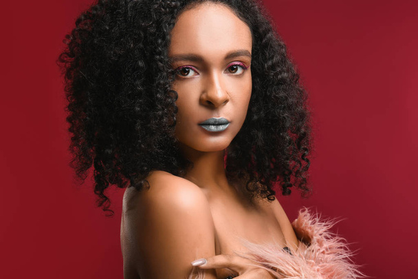 Szokatlan smink, a háttér színe szép afro-amerikai nő portréja - Fotó, kép