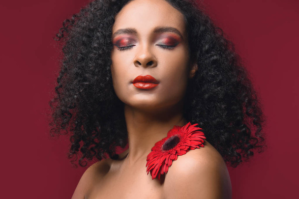 Portret pięknej kobiety afro-amerykańskich z kwiatem na kolor tła - Zdjęcie, obraz