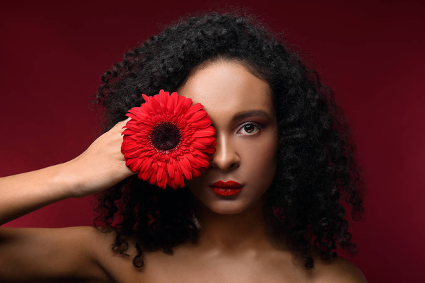 Portrét krásné afroamerické ženy s květinou na barvu pozadí - Fotografie, Obrázek