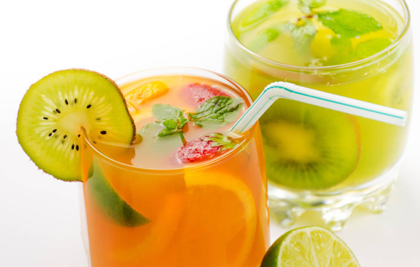 Zumo de naranja y fresa kiwi limón Smoothie bebida fresca con
  - Foto, imagen