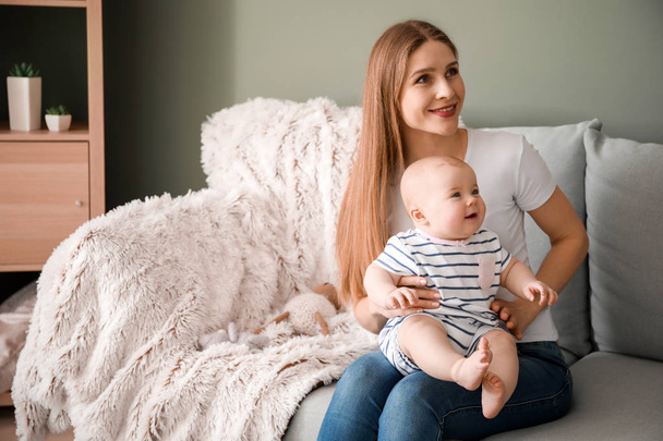 Happy mother with adorable baby girl at home - Foto, Bild