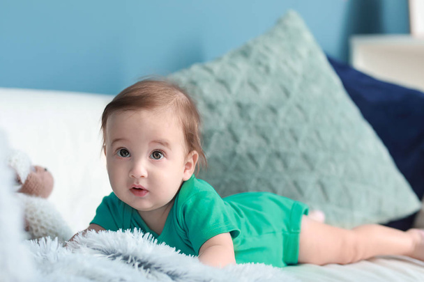 Evde yumuşak kanepede yatan sevimli bebek çocuk - Fotoğraf, Görsel