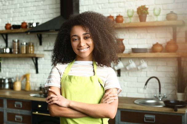 Ritratto di donna afro-americana in cucina
 - Foto, immagini