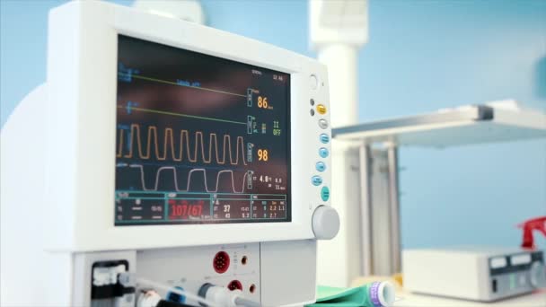 Цифровий монітор серця читається крупним планом з графіком ліній і числами, що відображають вимірювання пацієнта
. - Кадри, відео