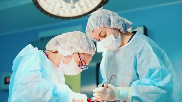 Χειρουργός στο έργο. μια ομάδα χειρουργών επαγγελματική εκτελεί τη χειρουργική επέμβαση στον ασθενή. Πραγματικό λειτουργικό δωμάτιο. Ιατρική αντίληψη. γκρο πλαν. - Πλάνα, βίντεο
