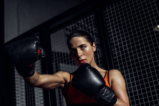Siyah boks eldiven eğitim ve uzak görünümlü konsantre Boxer - Fotoğraf, Görsel