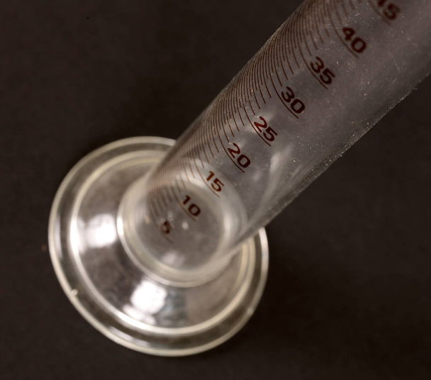 Antiguo cilindro de medición
 - Foto, Imagen