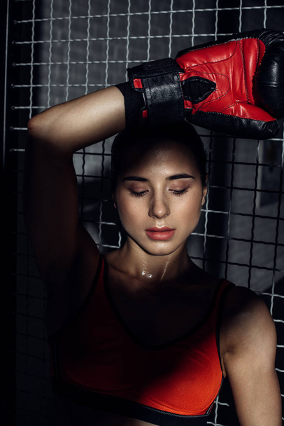 Boxeador atractivo pensativo en guante de boxeo rojo mirando hacia abajo
 - Foto, Imagen
