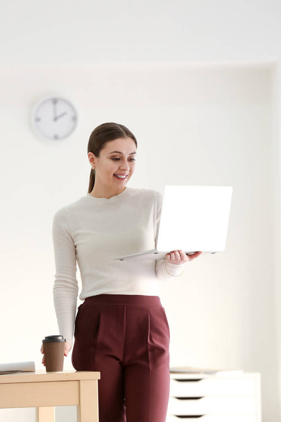 Mujer de negocios con portátil moderno en la oficina
 - Foto, imagen