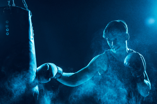 Agresszív bokszoló bokszkesztyűk képzés boxzsák  - Fotó, kép