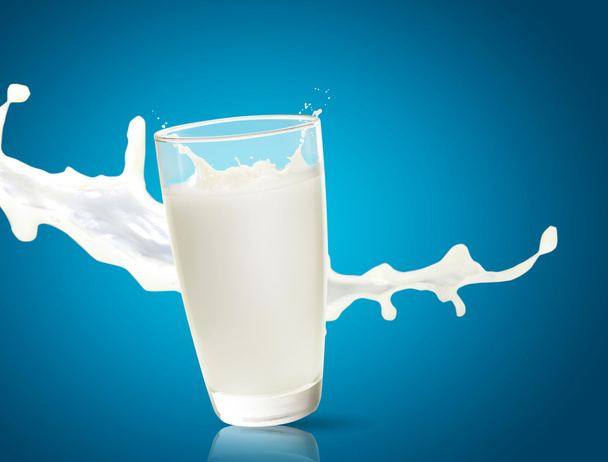 verser un verre de lait créant des éclaboussures - Photo, image