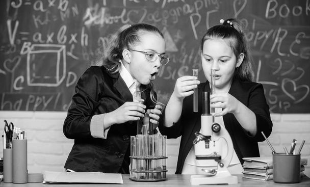 Biology school lesson. Little girls in school lab. Formal school education. Chemistry research. Little scientist work with microscope. science experiments in laboratory. Great medical results. - Foto, immagini