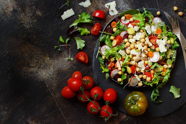 Салат из гороха с овощами и микрозеленью
   - Фото, изображение