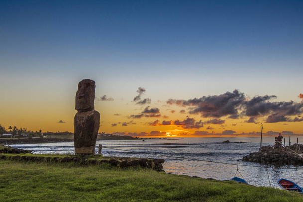 Μοναχική Moai στο ηλιοβασίλεμα κοντά στη μαρίνα της Χάνγκα Ρόα - Φωτογραφία, εικόνα