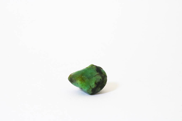 Smaragd, közeli értékes kő fehér háttérrel, kollekcióhoz - Fotó, kép