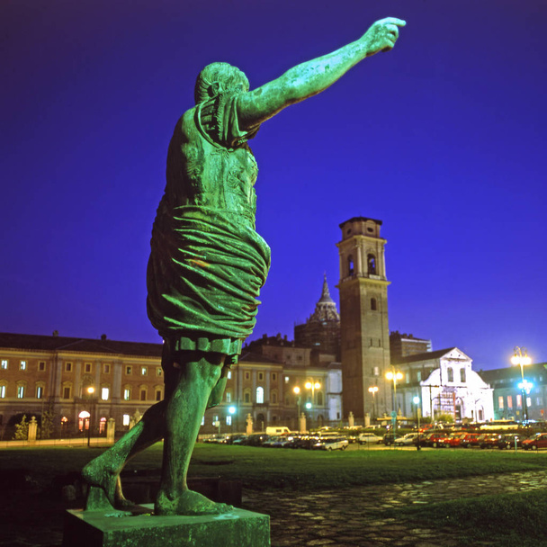Turim, Piemonte, Itália o Parque Arqueelógico de ruínas romanas e estátua de César Augusto com Torri Palatino ao fundo. - Foto, Imagem