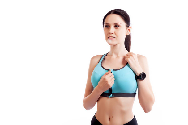 Mulher fitness pronta para exercícios esportivos usando um rastreador de atividade smartwatch. Fit menina vivendo um estilo de vida ativo
 - Foto, Imagem