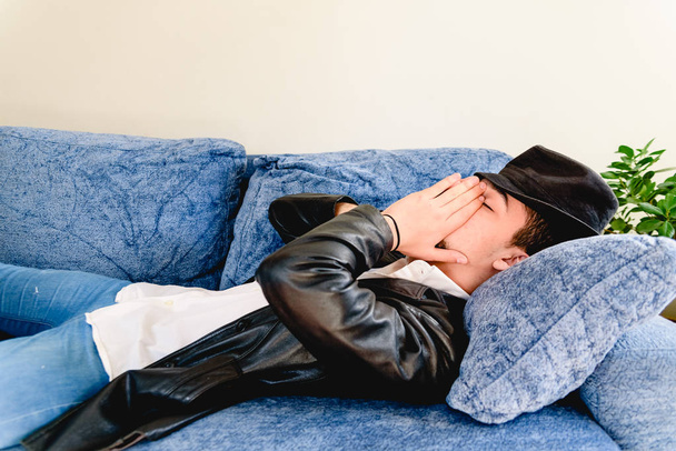 junger Mann müde von der Arbeit macht eine Pause für ein Nickerchen auf dem Sofa, wir - Foto, Bild