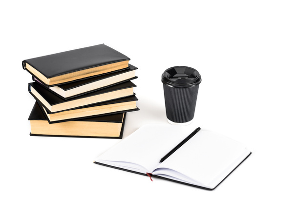 Beyaz üzerinde kitap, kağıt fincan, defter ve kalem yığını - Fotoğraf, Görsel