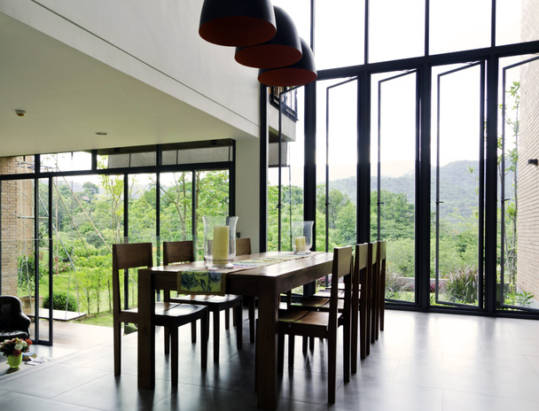 Salle à manger intérieur avec table et chaises en bois
 - Photo, image